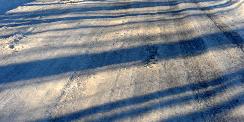 Apledojuma dēļ daudzviet apgrūtināta braukšana. 