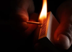 На Тейке в Риге сожгли скамейку: задержан мужчина с необычным хобби