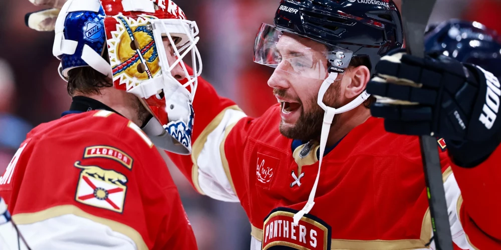 Uvis Balinskis sveic Sergeju Bobrovski.