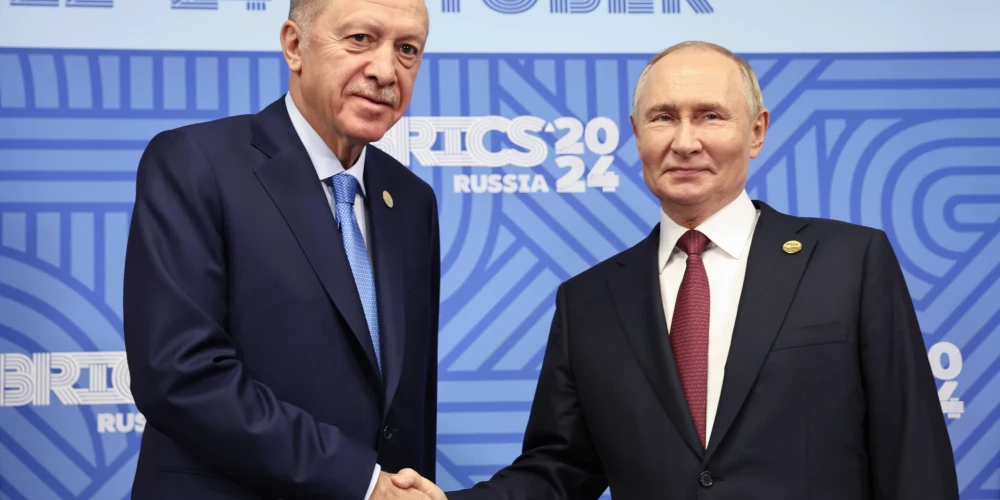 Erdogans pirmdien runās ar Putinu.