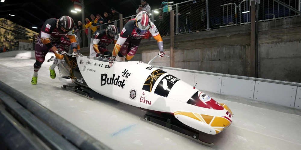 Latvijas bobsleja ekipāžām Kortīnā Pasaules kausa četrinieku sacensībās vietas otrā desmita beigās.