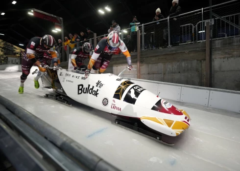 Latvijas bobsleja ekipāžām Kortīnā Pasaules kausa četrinieku sacensībās vietas otrā desmita beigās.