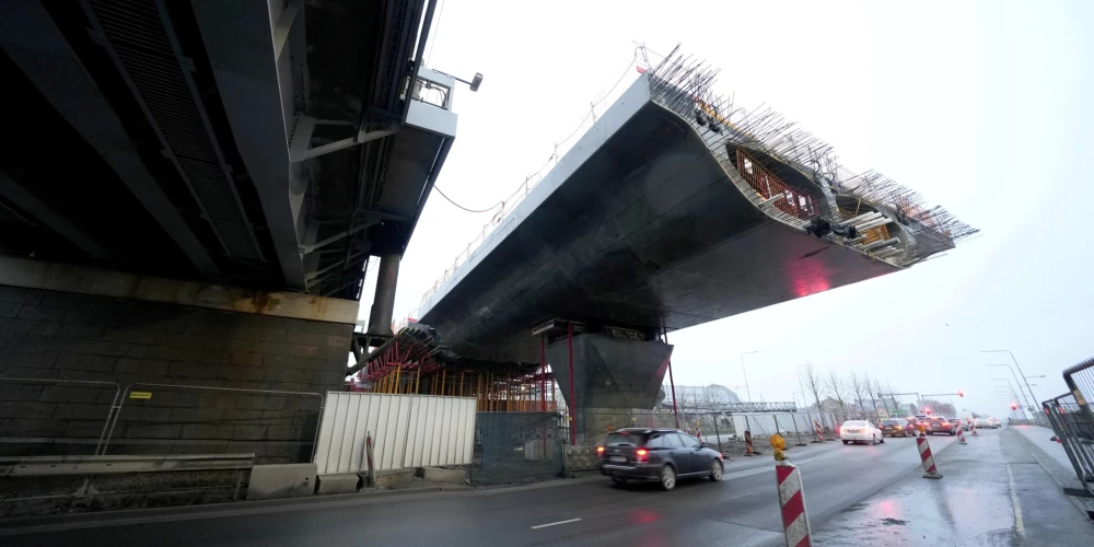 Панораму центра Риги уже некоторое время «украшает» недостроенный мост Rail Baltica.