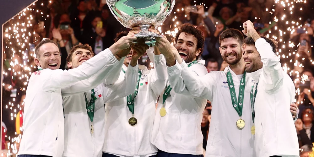 Itālijas tenisiti līksmo pēc panākuma.