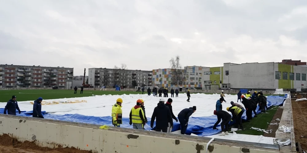 Daugavpilī uzsākti futbola halles kupola uzstādīšanas darbi.