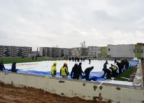 Daugavpilī uzsākti futbola halles kupola uzstādīšanas darbi.