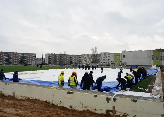 Daugavpilī top jauna futbola halle – uzsākti AIRDOME kupola montāžas darbi
