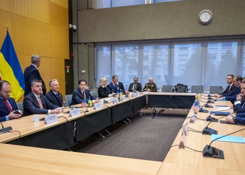 ASV un Ukrainas delegācijas pēc sarunām bauda vakariņas itāļu restorānā.