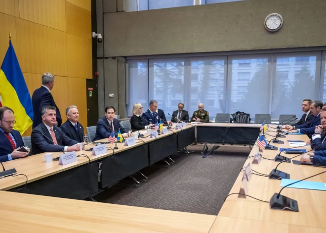 FOTO: pēc “visproduktīvākajām” sarunām ASV un Ukrainas delegācijas bauda kopīgas vakariņas itāļu restorānā