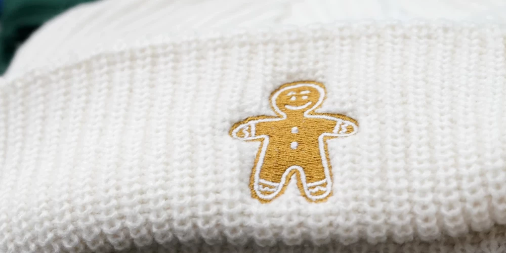 Ar piparkūku vīriņu rotāta cepure.