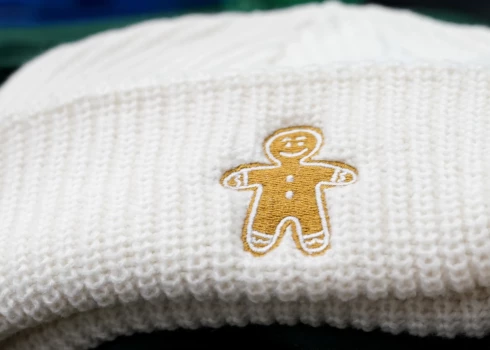 Ar piparkūku vīriņu rotāta cepure.