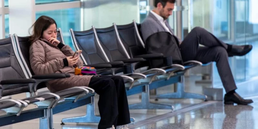 Kontrabandas balonu dēļ atkal pārtraukta satiksme Viļņas lidostā.