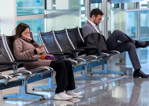 Kontrabandas balonu dēļ atkal pārtraukta satiksme Viļņas lidostā.