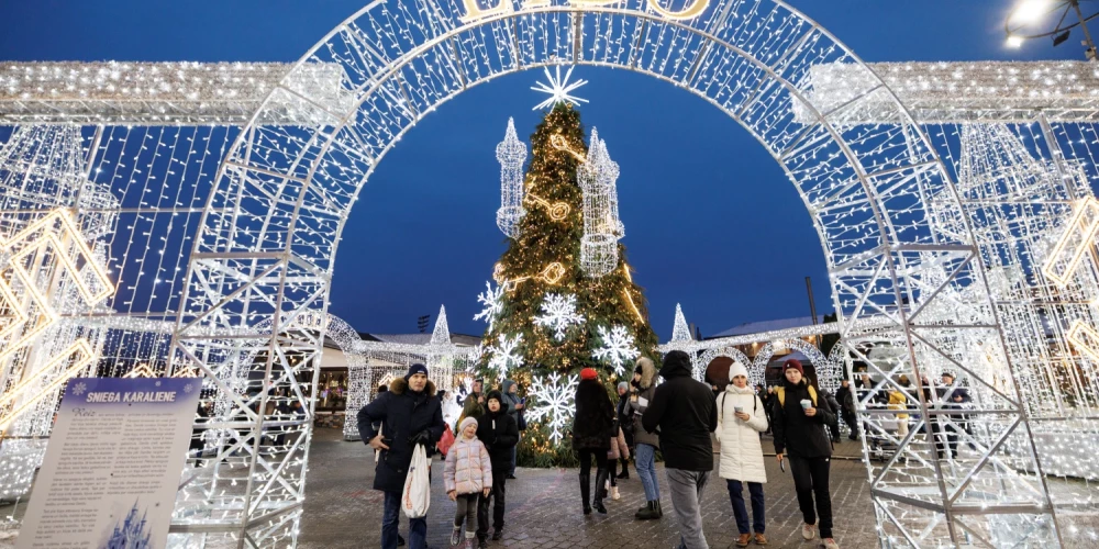 Период ожидания самых красивых праздников года в Центре отдыха LIDO начался поистине масштабно — мероприятие по открытию зимнего сказочного королевства 23 ноября посетили несколько тысяч человек.