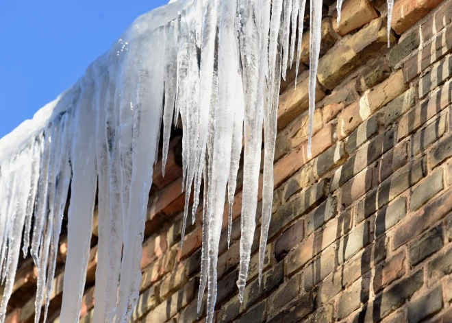 Rīgā tiesā vīrieti par nāvējošu nolaidību: gājēju nogalināja no jumta krītošs ledus