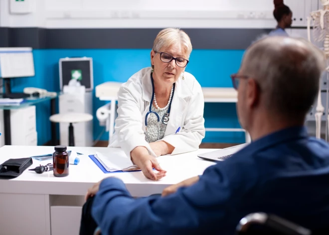 Квоты исчерпаны, очереди длинные - в Екабпилсе медики самоорганизуются, чтобы лечить людей бесплатно