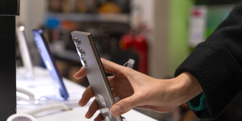 Операторы мобильной связи обеспокоены тем, что через год процесс продажи смартфонов может стать еще более бюрократизированным, что может удорожить эти услуги.