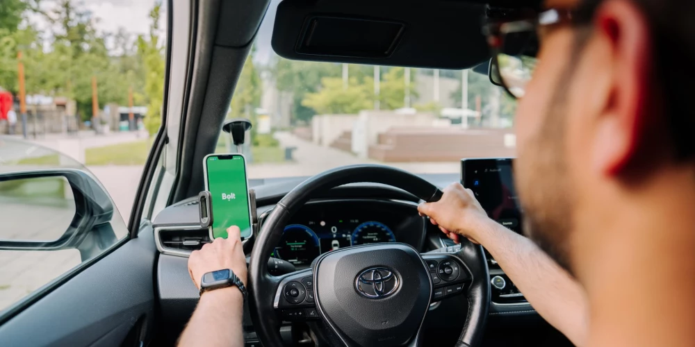 Kādai grūtniecei, dodoties uz slimnīcu, bērniņš piedzima "Bolt" automašīnas salonā.