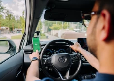 “Bolt” šoferis piedzīvo neparastu situāciju – pasažiere dzemdē tieši auto salonā