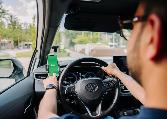 “Bolt” šoferis piedzīvo neparastu situāciju – pasažiere dzemdē tieši auto salonā