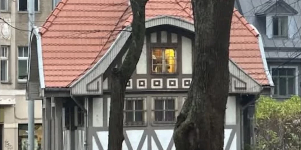 В социальной сети рижане выразили обеспокоенность тем, что в этом здании, принадлежащем муниципалитету, поселились нелегальные мигранты.