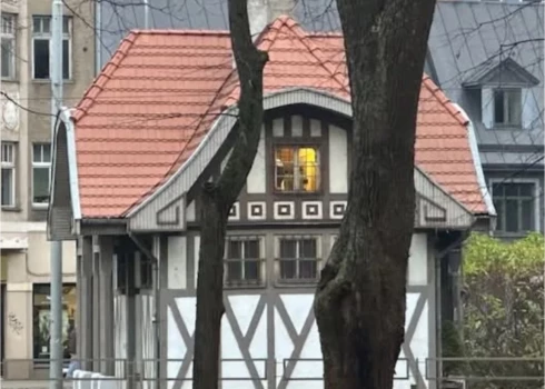 В социальной сети рижане выразили обеспокоенность тем, что в этом здании, принадлежащем муниципалитету, поселились нелегальные мигранты.