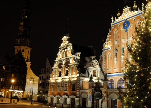 Rīgas galvenā Ziemassvētku egle Rātslaukumā iemirdzēsies jau 29. novembrī.