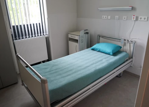 Кто имеет право на бесплатное лечение? Сейм обсуждает новые ограничения для латвийцев за рубежом.