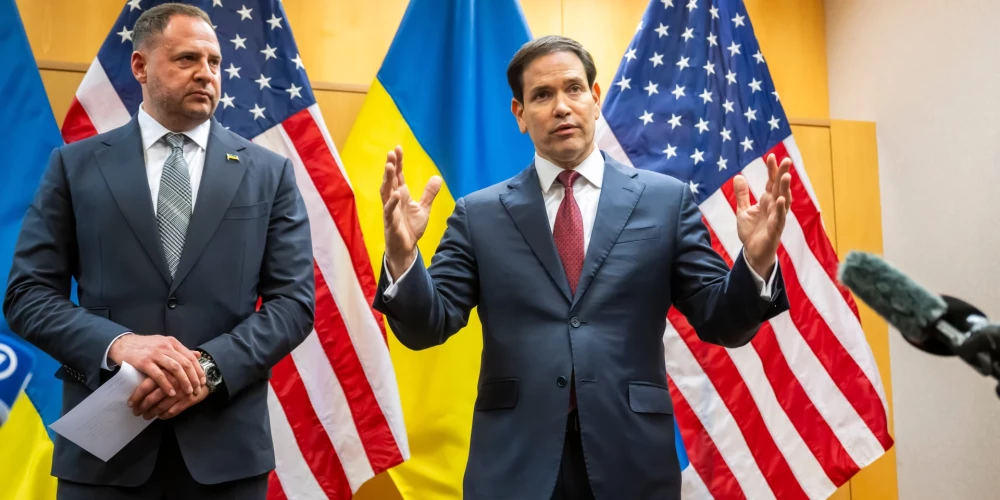 Руководитель Офиса президента Украины Андрей Ермак и госсекретарь США Марко Рубио общаются с прессой во время консультаций по мирному плану Трампа в миссии США в Женеве.