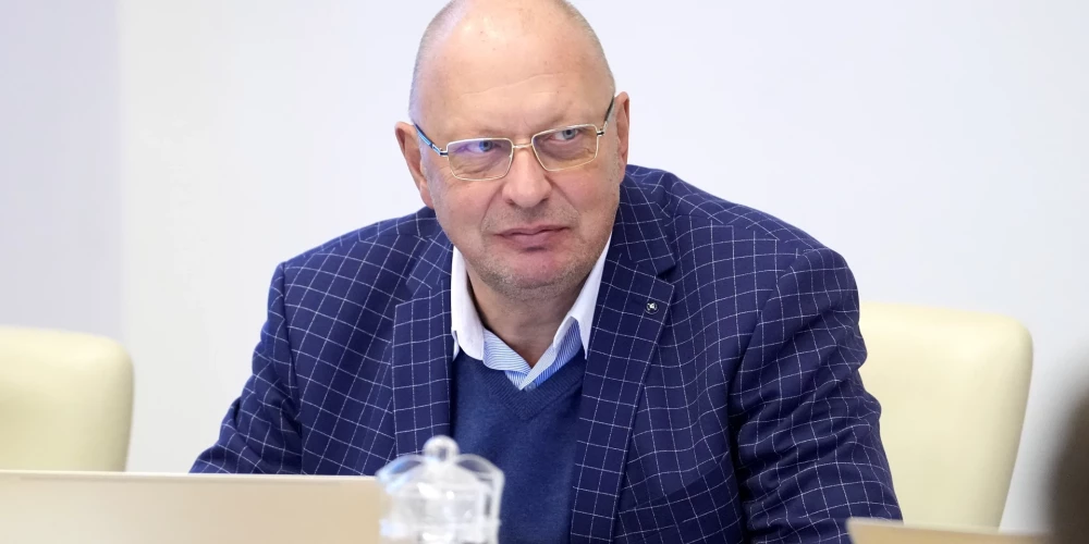 Jūrmalas domes deputāts Jānis Lediņš Jūrmalas domes sēdes laikā, kurā ievēl jaunu Jūrmalas domes priekšsēdētāju.