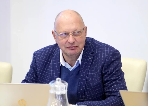 Jūrmalas domes deputāts Jānis Lediņš Jūrmalas domes sēdes laikā, kurā ievēl jaunu Jūrmalas domes priekšsēdētāju.