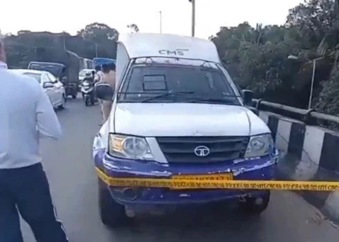 Aplaupītā inkasatoru automašīna (ekrānuzņēmums no video)