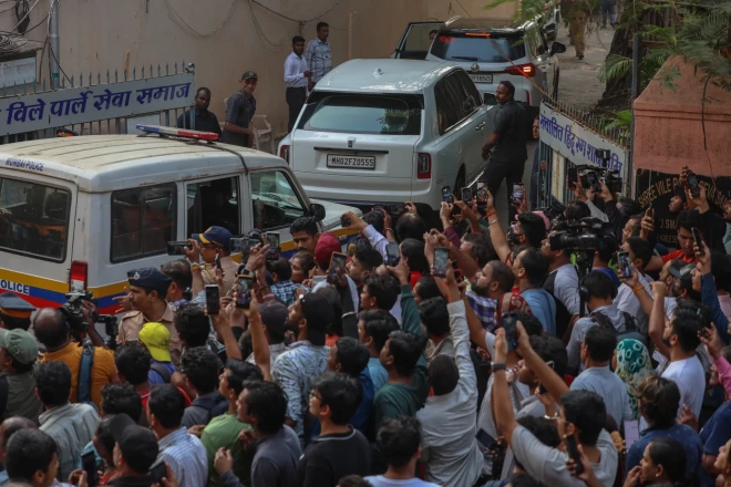 Толпа собралась проводить популярного актера в последний путь.