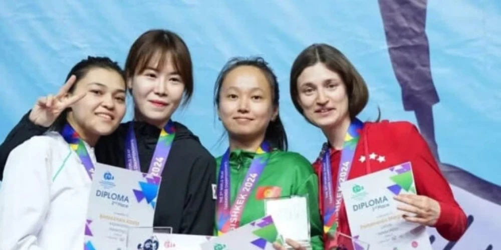 Margarita Parhomenko (pirmā no labās) izcīnīja Latvijai otro medaļu.