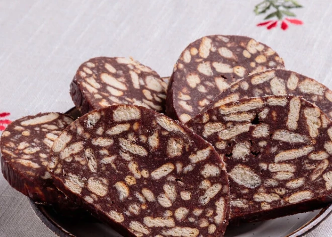 Saldā desa ar mandeļu cepumiem un mandelēm