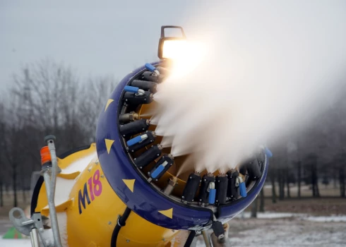 Специальные пушки уже создают искусственный снег для горнолыжных трасс.