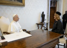 Ministru prezidente no pāvesta Leona XIV saņem svētību Latvijai