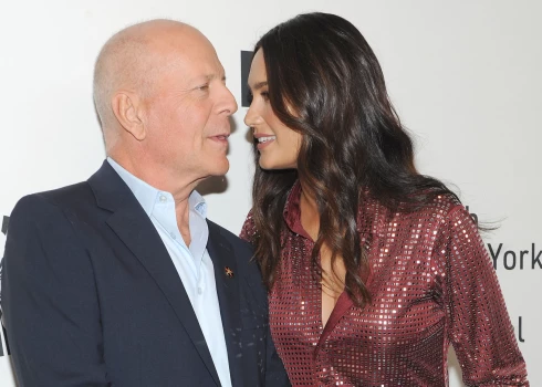 Vēl veselais Brūss Villiss 2019. gadā ar Emmu Hemingu Villisu, ar kuru precējies kopš 2009. gada