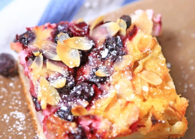 Plātsmaize ar ābolu-rabarberu pildījumu un drumstalām