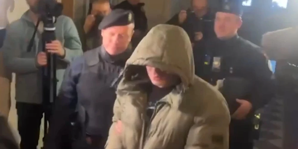 Гражданина Украины Даниила Бардадима заводят в зал суда.