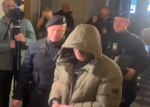 Гражданина Украины Даниила Бардадима заводят в зал суда.