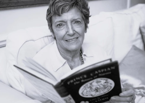 98 gadu vecumā mūžībā devusies leģendārā aktrise Džila Freuda.