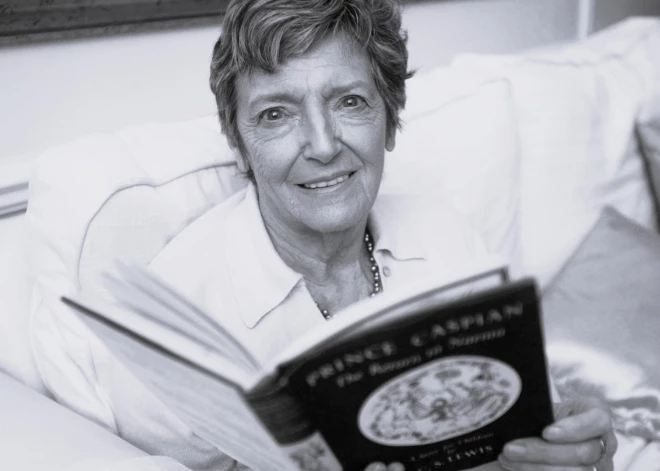 Aizsaulē devusies Džila Freida — sieviete, kura iedvesmoja Lūsijas tēlu "Nārnijas hronikā" un mirdzēja “Tāda ir mīlestība”