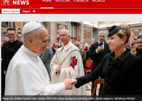"Vatican News" raksta titulbildes aprakstā minēta Evika Siliņa, taču bildē redzama vēstniece Elita Kuzma.