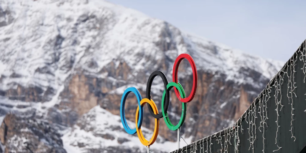 Olimpisko spēļu logo virs Kortīnas olimpiskā stadiona, kurā notiks kērlinga sacensības.