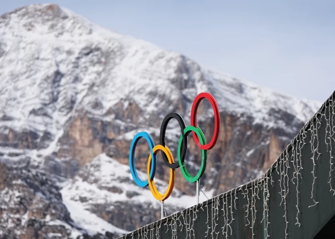 Olimpisko spēļu logo virs Kortīnas olimpiskā stadiona, kurā notiks kērlinga sacensības.