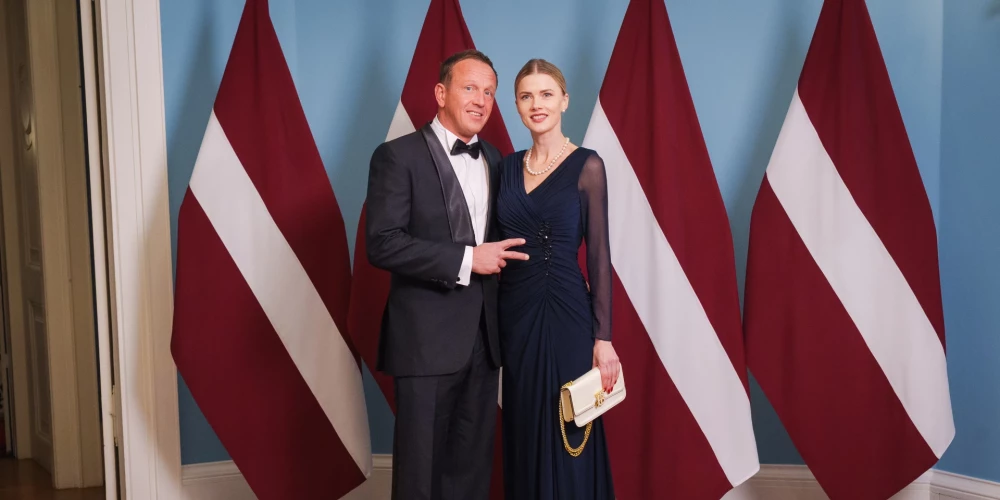 18. novembra svinīgo pieņemšanu Kristaps Krištopans un Laura Melbārde apmeklēja, grezni saposušies. Laura savu eleganto koptēlu papildinājusi ar pērļu rotām, kā arī somiņu no zīmola "Burberry", tās cena ir ap 1500–2500 eiro.