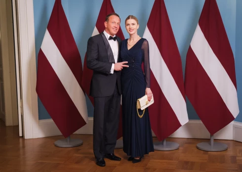 18. novembra svinīgo pieņemšanu Kristaps Krištopans un Laura Melbārde apmeklēja, grezni saposušies. Laura savu eleganto koptēlu papildinājusi ar pērļu rotām, kā arī somiņu no zīmola "Burberry", tās cena ir ap 1500–2500 eiro.