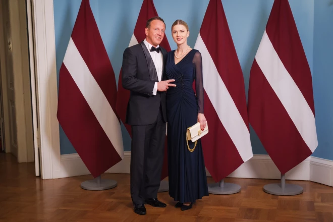 18. novembra svinīgo pieņemšanu Kristaps Krištopans un Laura Melbārde apmeklēja, grezni saposušies. Laura savu eleganto koptēlu papildinājusi ar pērļu rotām, kā arī somiņu no zīmola "Burberry", tās cena ir ap 1500–2500 eiro.