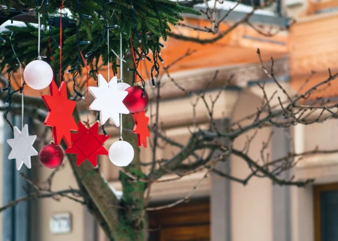 Daugavpilī sākas Ziemassvētku gaidīšanas laiks - ar pirmo sveci lielajā Adventes vainagā un Ziemassvētku egles iedegšanu